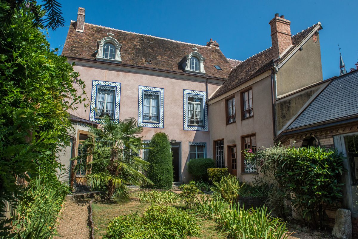 Façade de la Maison de Tante Léonie vue depuis le jardin