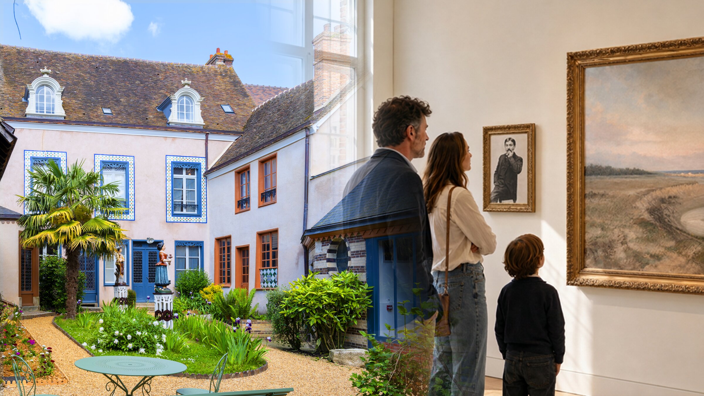 Vue à travers une fenêtre du musée sur la façade de la Maison de Tante Léonie, avec une famille de visiteurs devant un portrait de Marcel Proust et un tableau